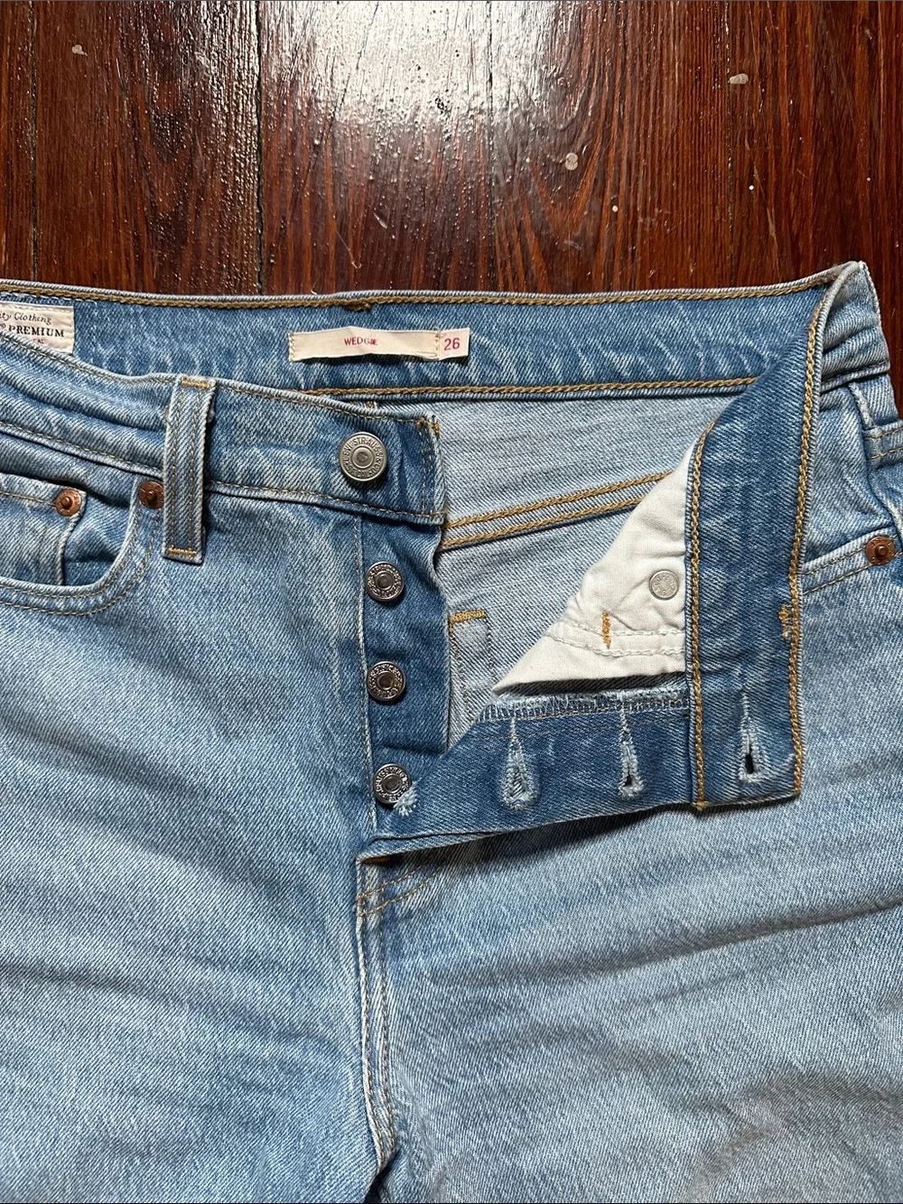 Levi's Wedgie Light Wash Blue Straight Leg Jeans Sz 26 Button Fly high waist - Picture 6 of 11